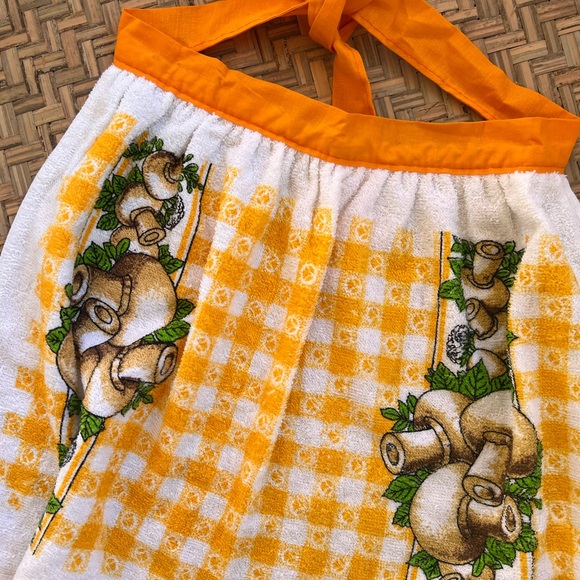 VINTAGE COTTAGE-CORE ORANGE CHECKERED MUSHROOM HALF APRON - Picture 10 of 11